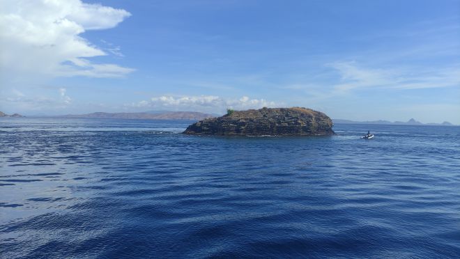 Sitio de buceo Batu Bolong desde la superficie