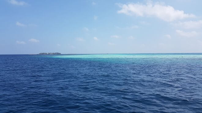hermoso océano en el atolón ari en las maldivas